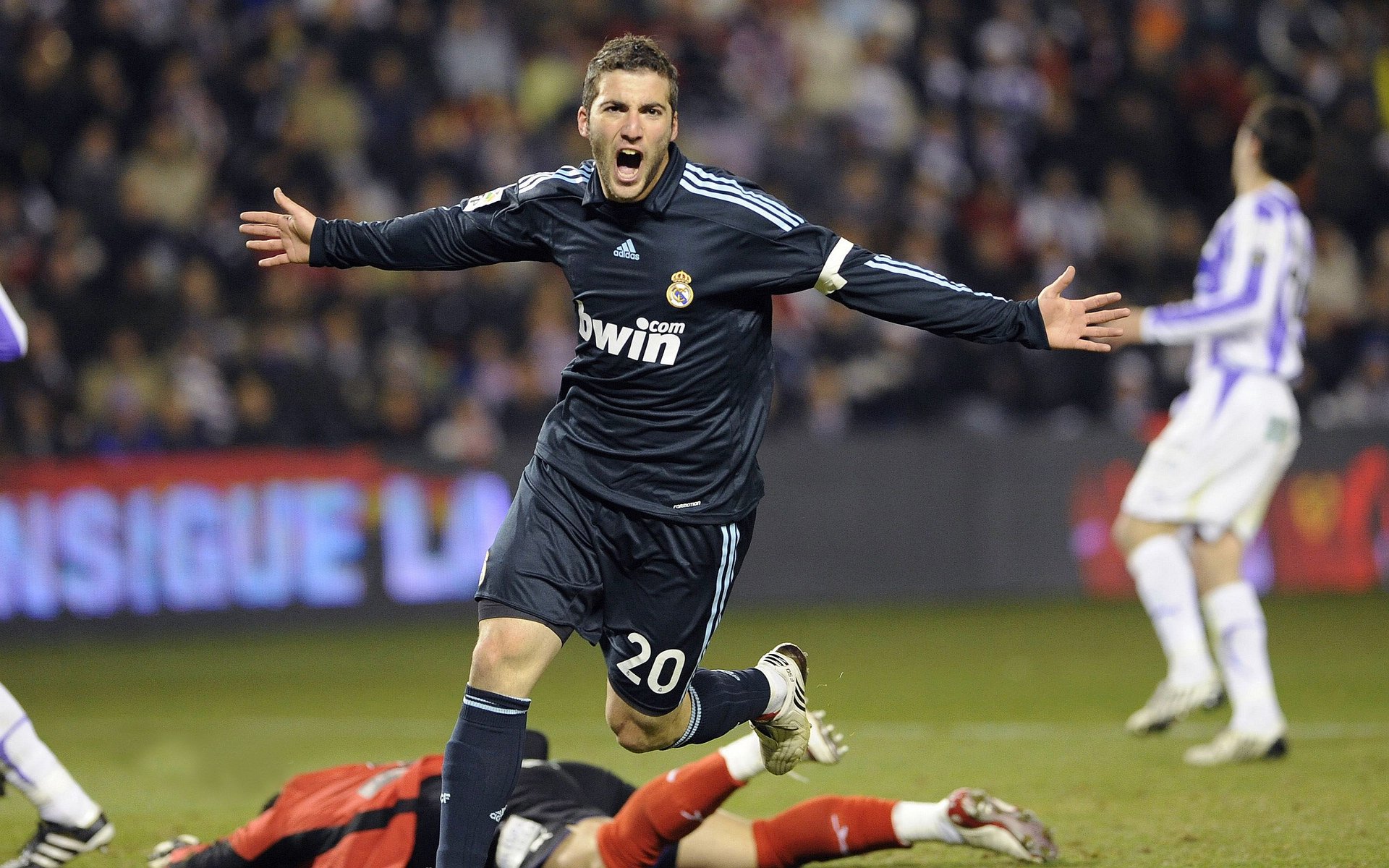 开云体育官网-欧冠“名场面”:那些永载史册的经典瞬间,欧冠最经典的一场比赛